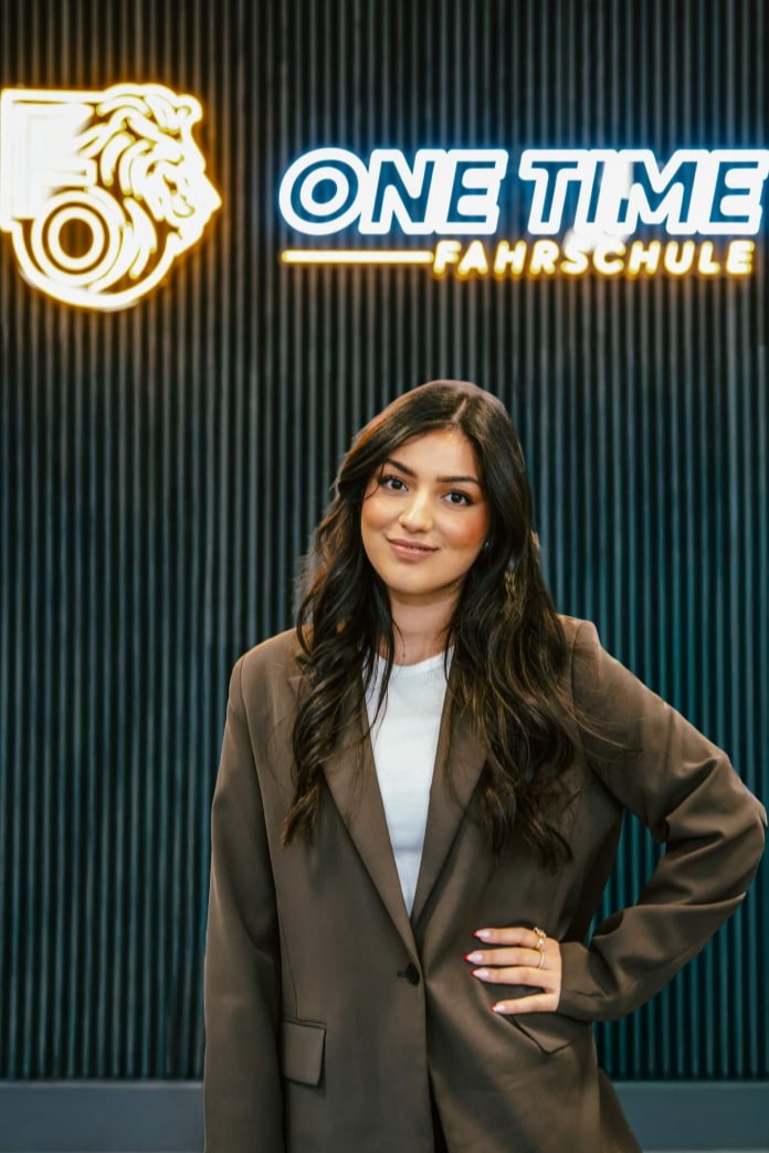 Fahrschule Frankfurt Bockenheim Fahrlehrerin Sora