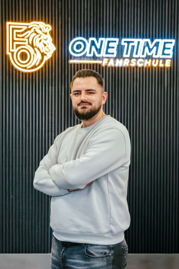 Fahrschue Frankfurt Riedberg Fahrlehrer Dzevad