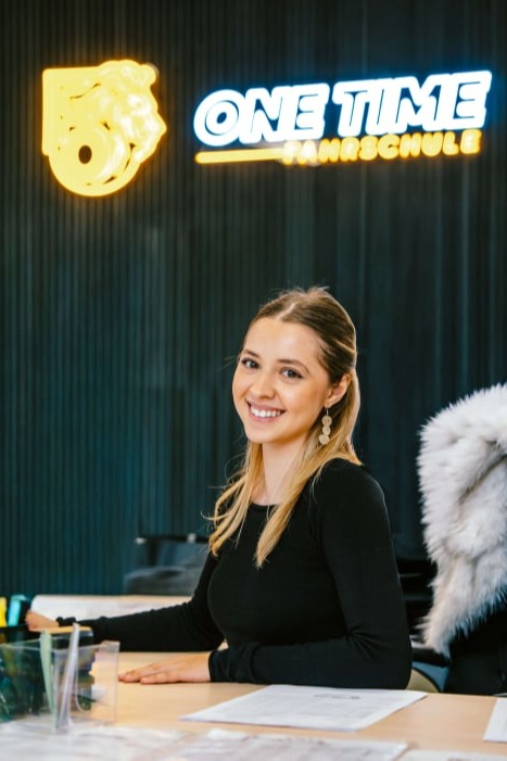 Fahrschule Frankfurt Riedberg Büro Mitarbeiterin Lina