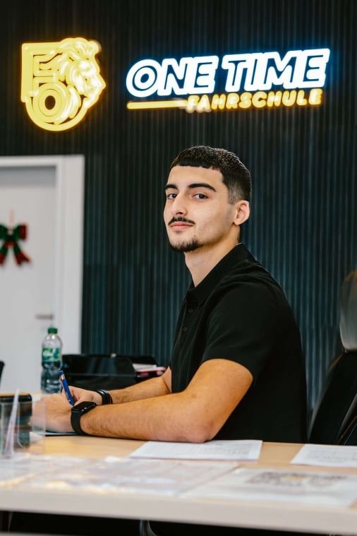 Fahrschule Frankfurt Riedberg Büro Mitarbeiter Makan