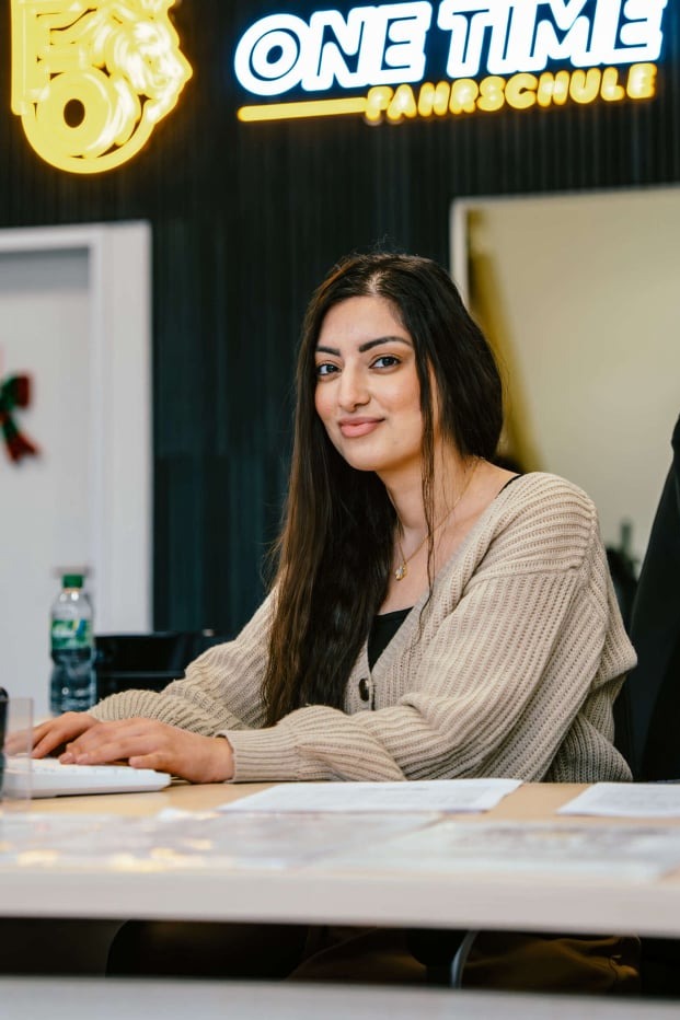 Fahrschule Frankfurt Bockenheim Fahrlehrerin Sora